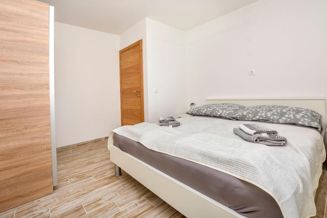 Apartments Jelena Рогозница Екстериор снимка